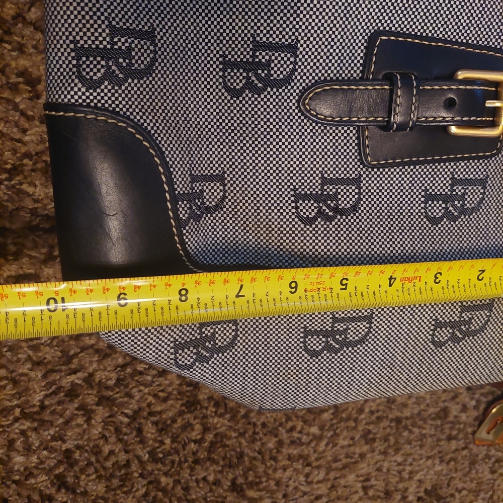 Dooney and bourke large classic logo tote. - Picture 2 of 9